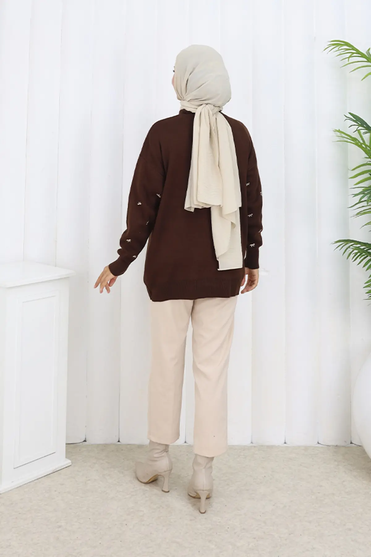 Bow Patterned Knit Sweater-detail