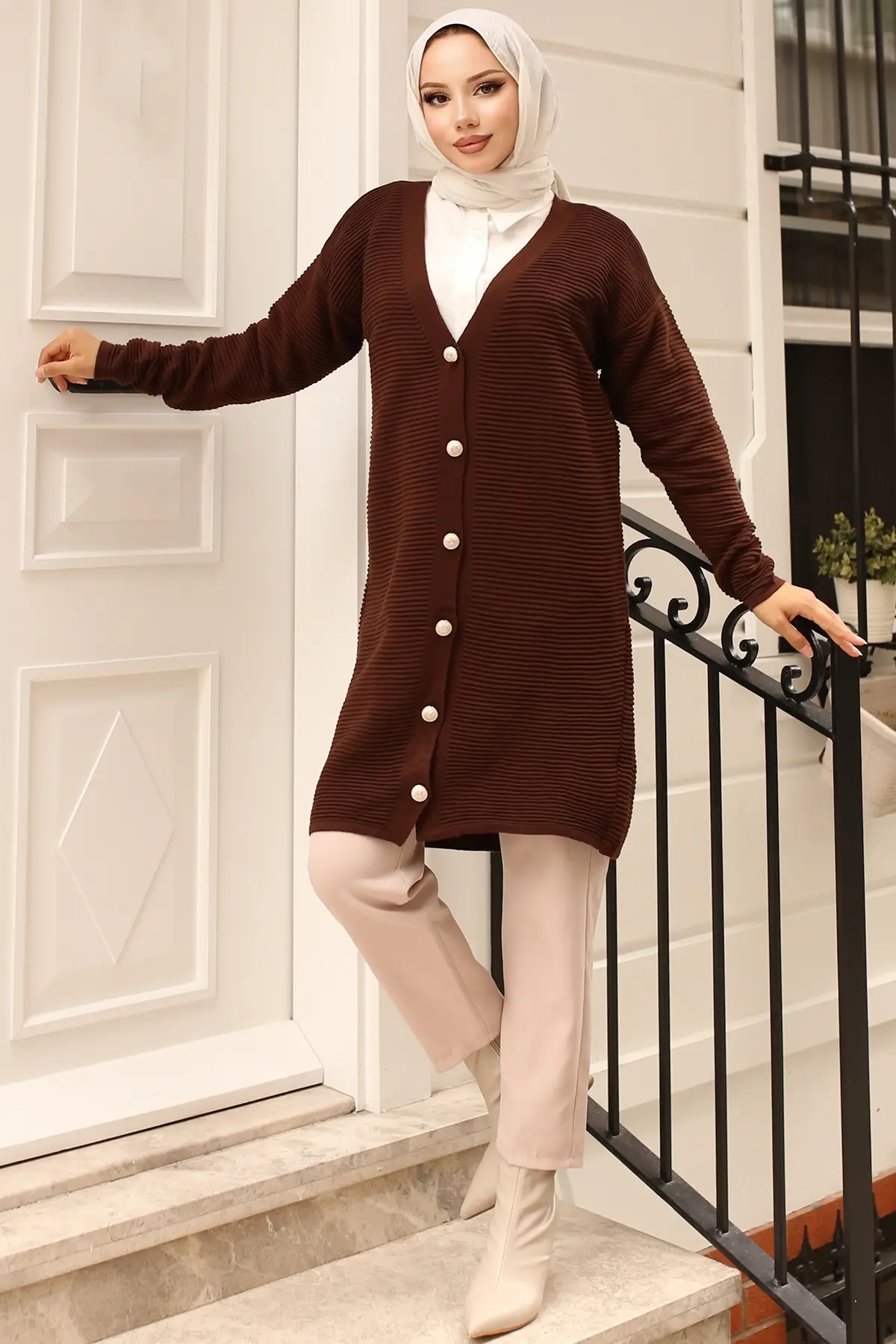 Button Detailed Fitted Cardigan