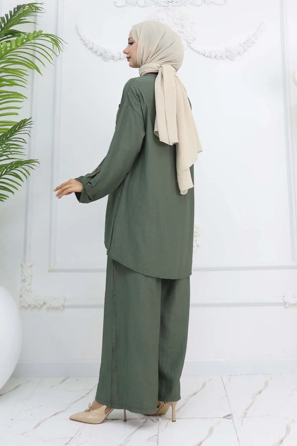 Button Detailed Necklace Two Piece Set-detail