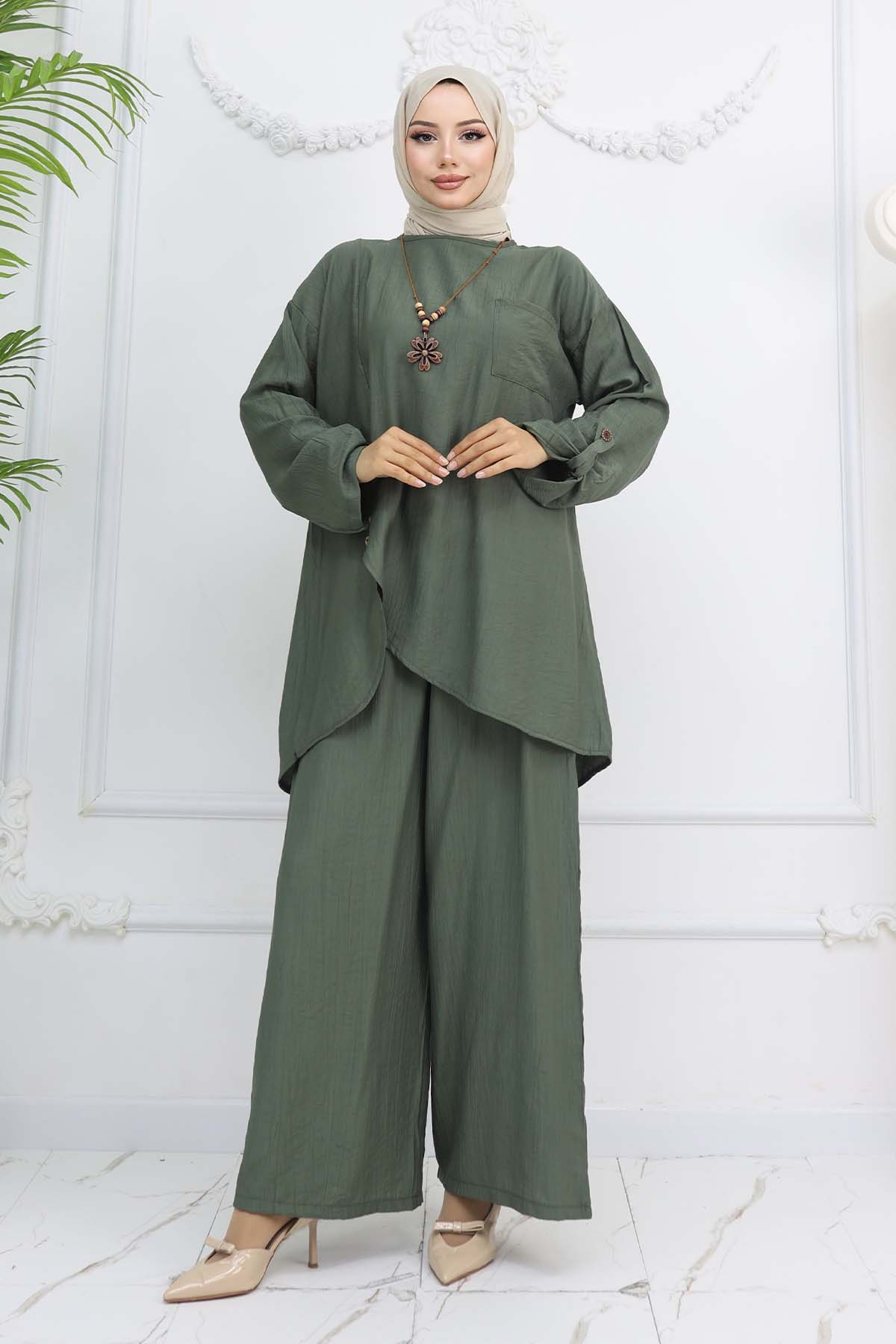 Button Detailed Necklace Two Piece Set