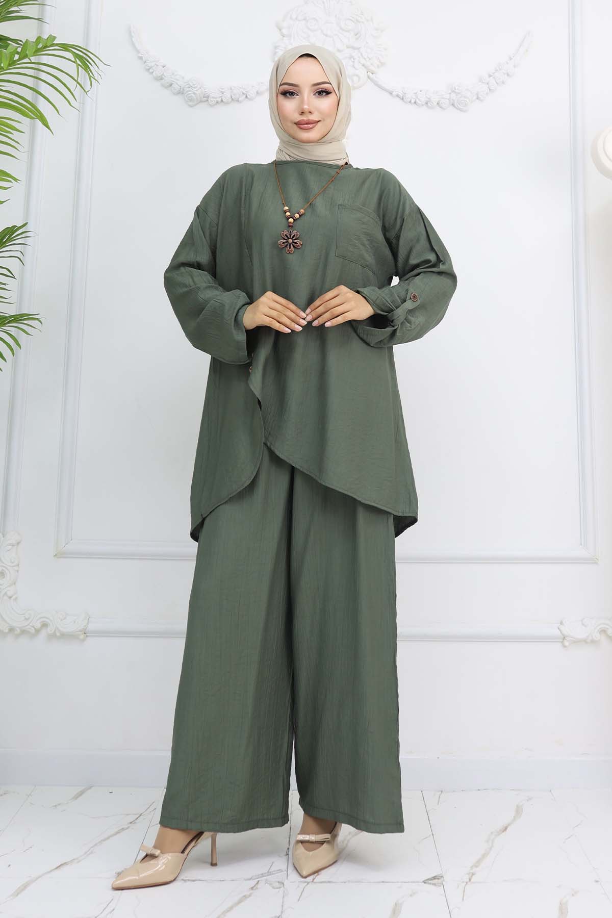 Button Detailed Necklace Two Piece Set