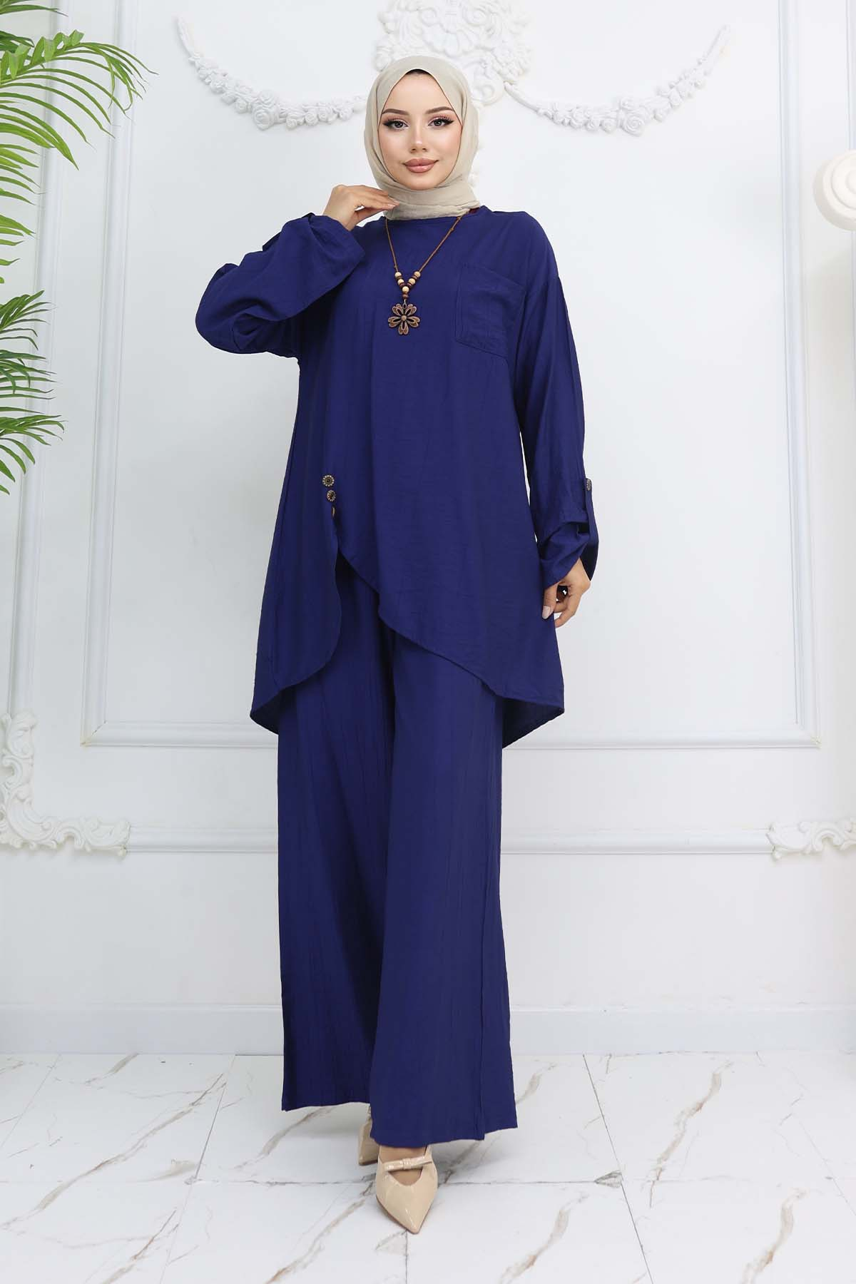 Button Detailed Necklace Two Piece Set