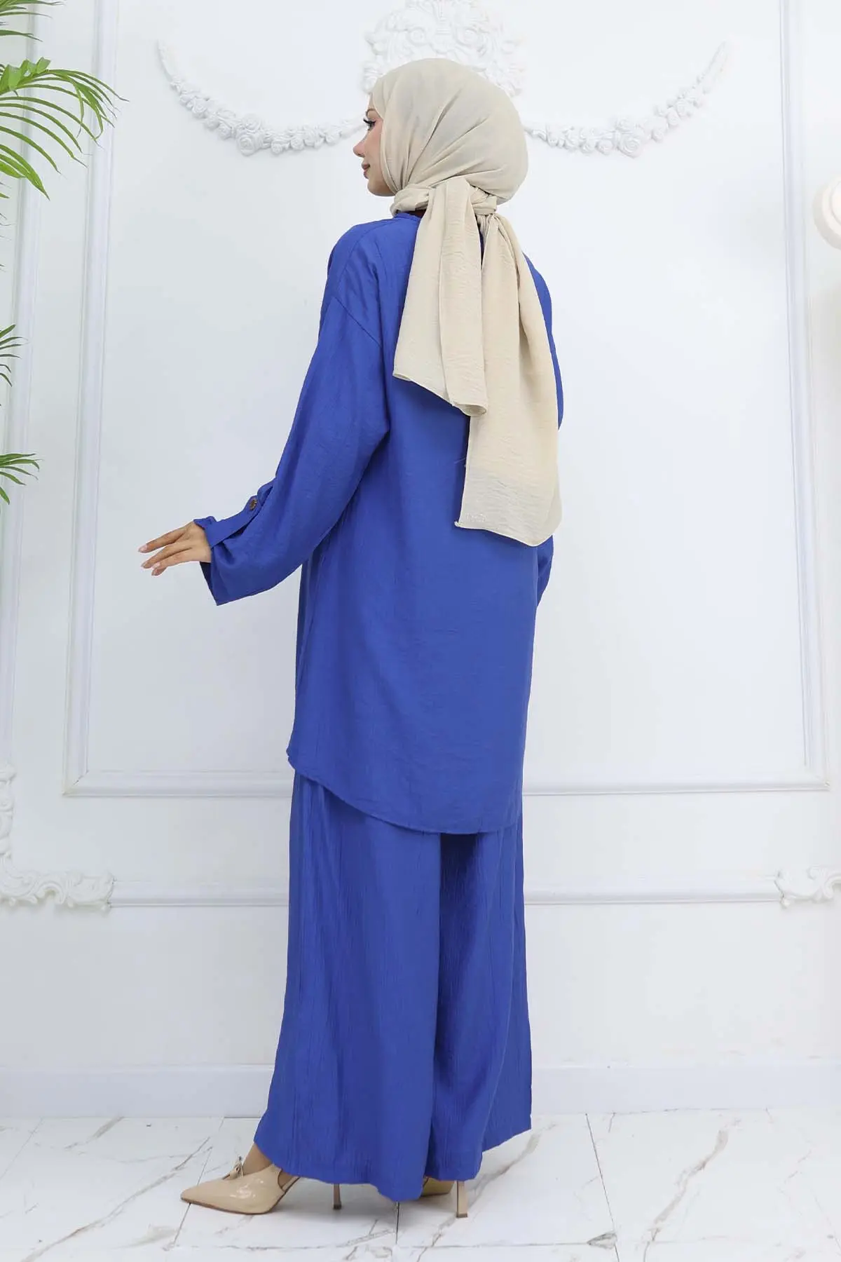 Button Detailed Necklace Two Piece Set-detail