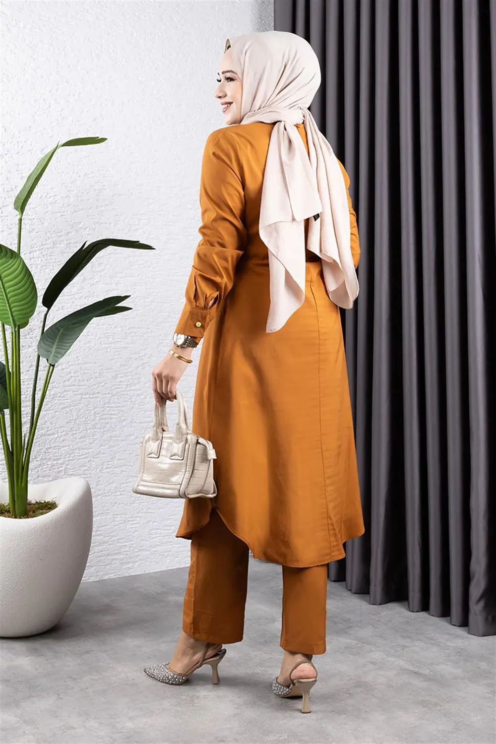 Buttoned Double Suit-detail