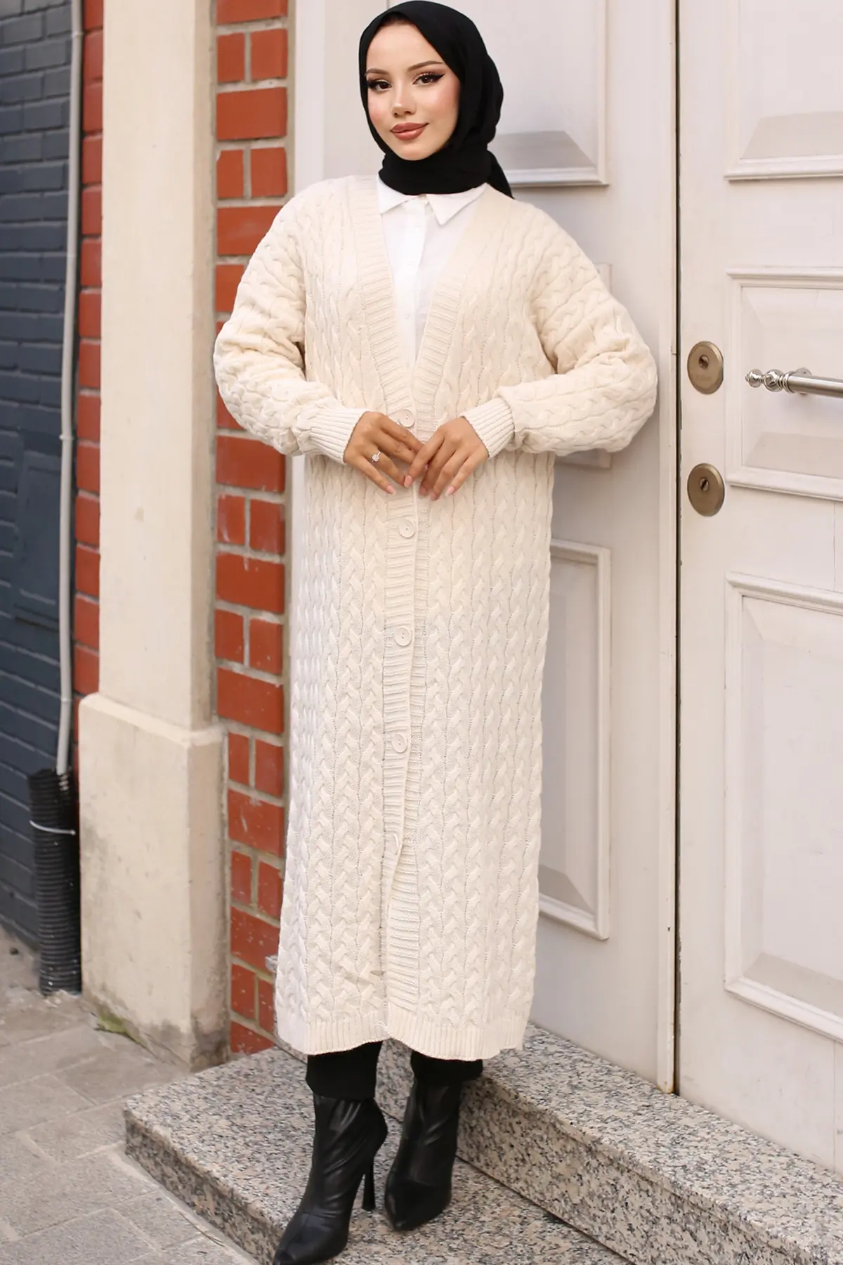 Buttoned Long Knit Cardigan-detail