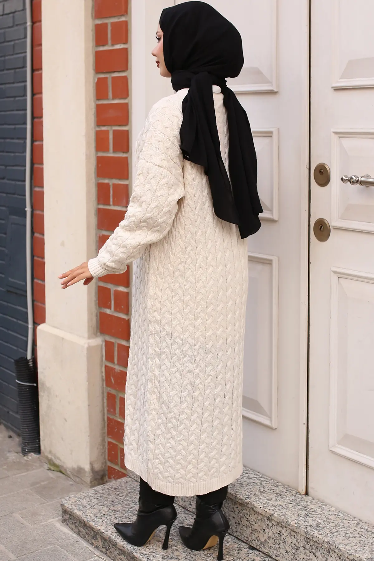 Buttoned Long Knit Cardigan-detail