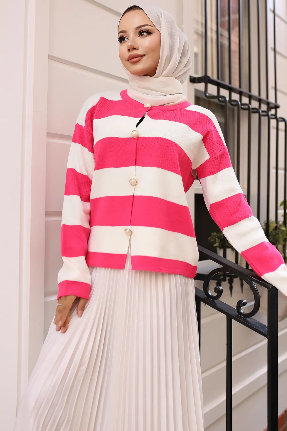 Buttoned Short Sweater Cardigan-detail