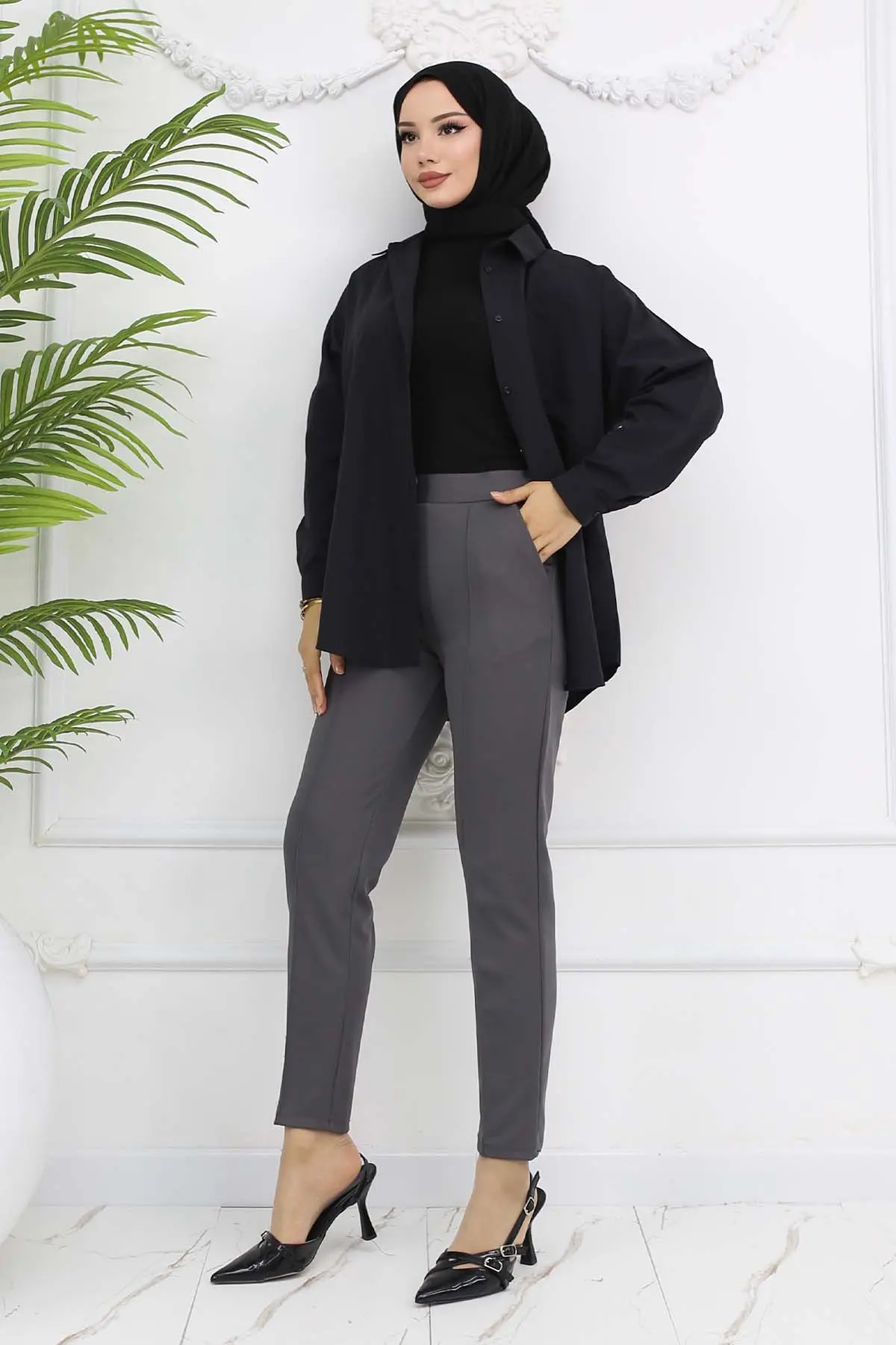 Carrot Trousers With Double Button Detail And Pockets-detail