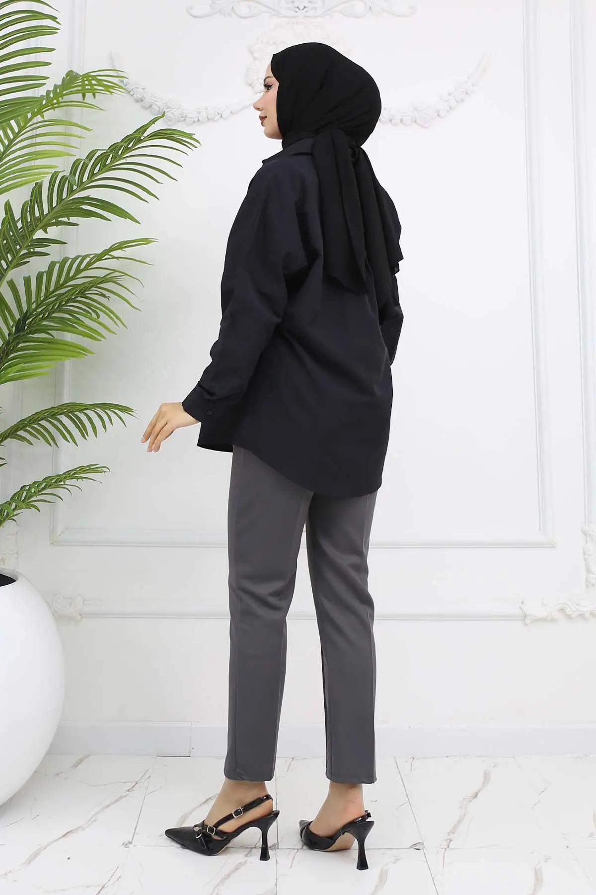 Carrot Trousers With Double Button Detail And Pockets-detail