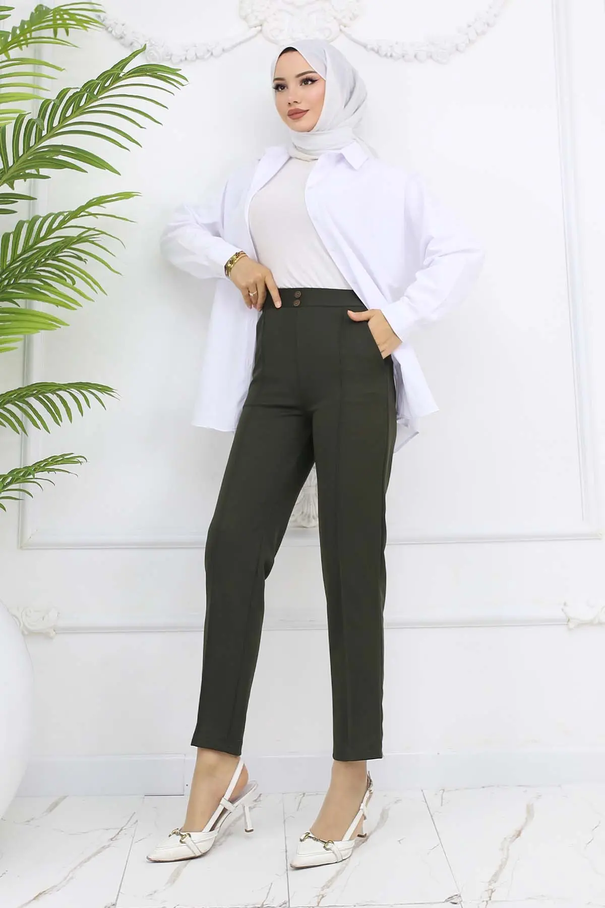 Carrot Trousers With Double Button Detail And Pockets-detail