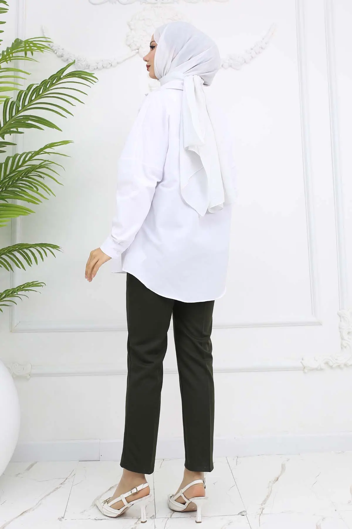 Carrot Trousers With Double Button Detail And Pockets-detail