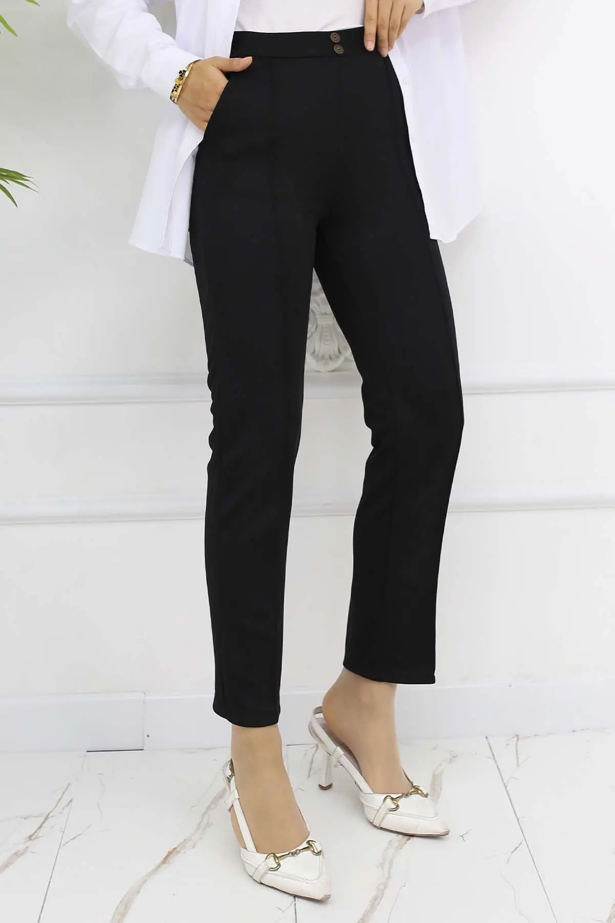 Carrot Trousers With Double Button Detail And Pockets-detail