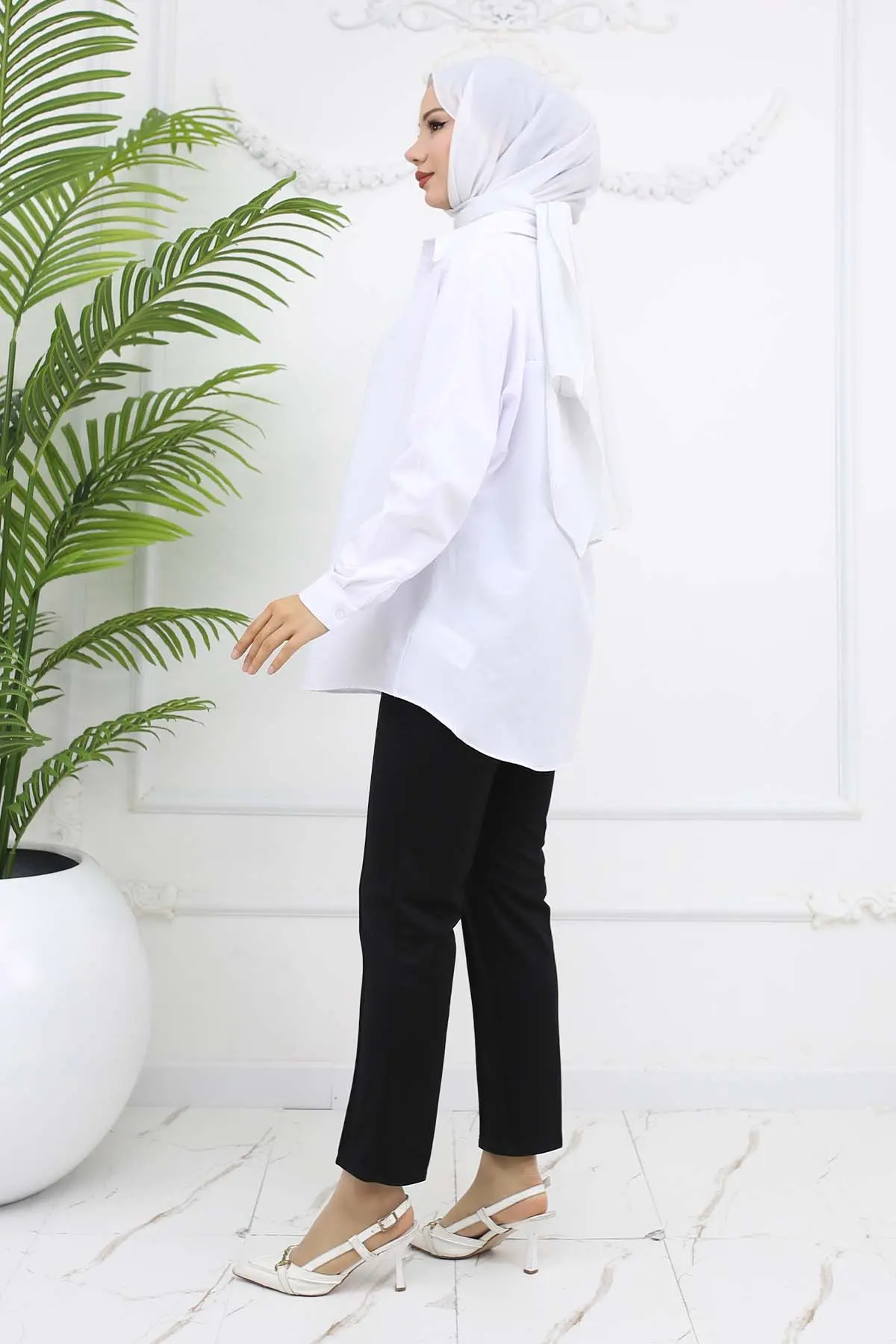 Carrot Trousers With Double Button Detail And Pockets-detail