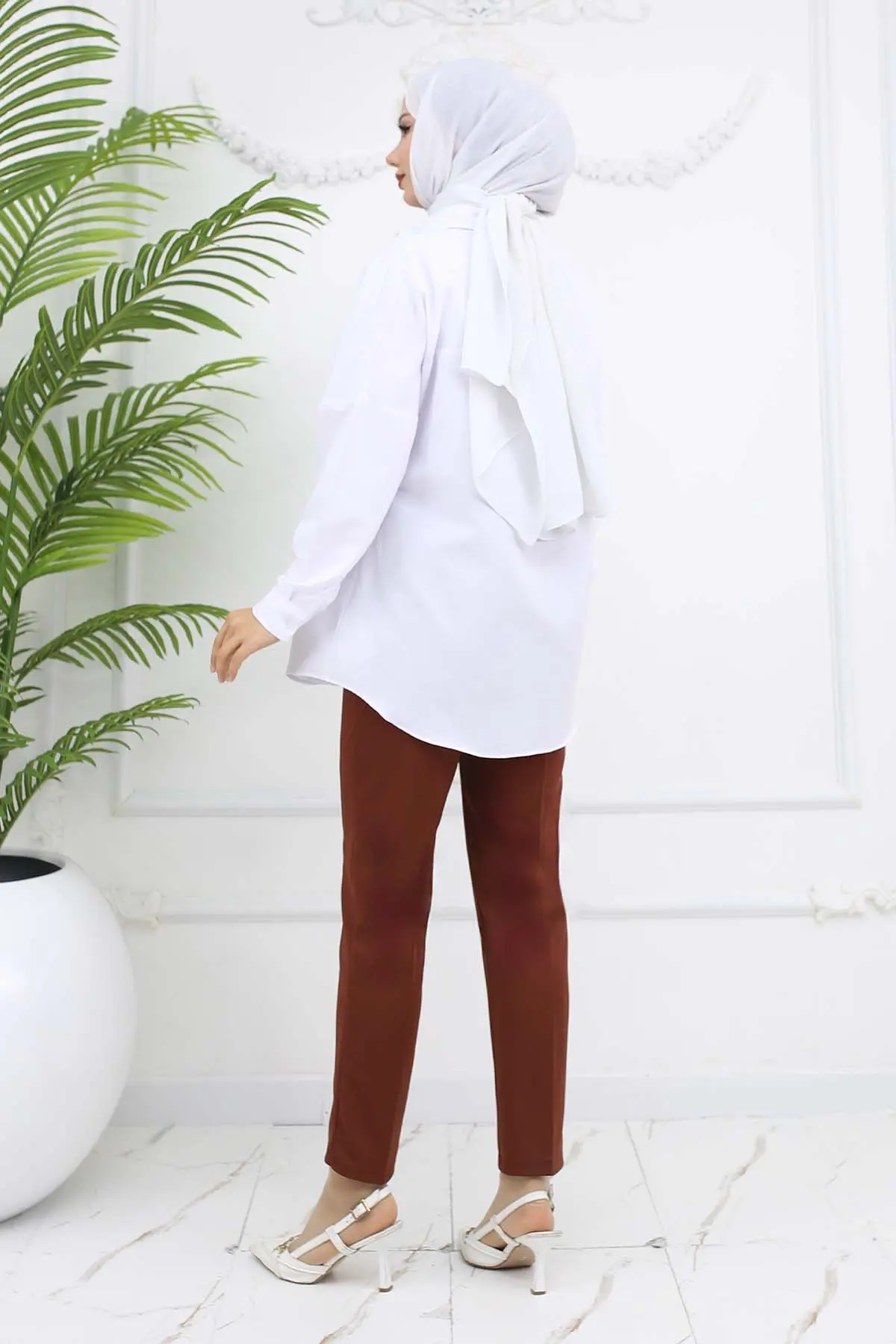 Carrot Trousers With Double Button Detail And Pockets-detail