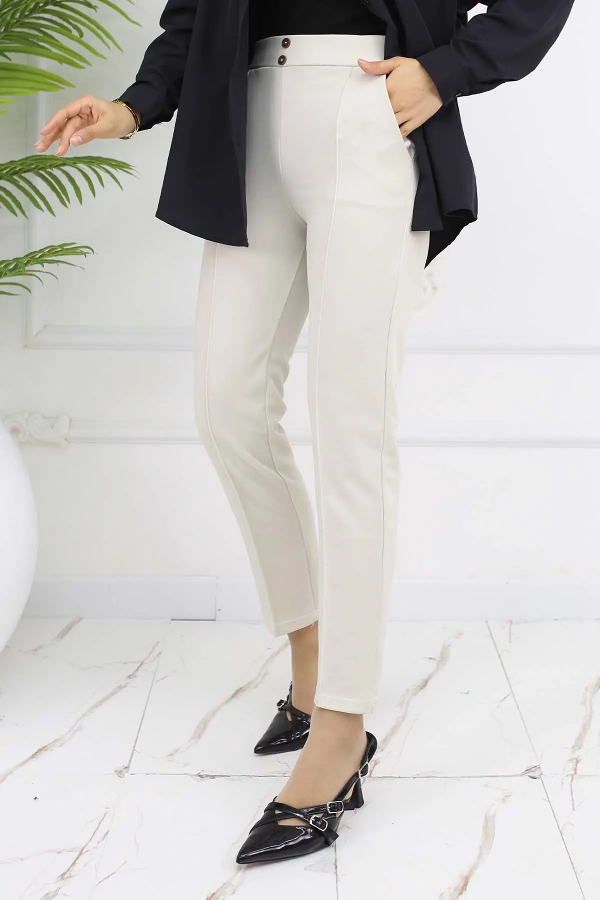 Carrot Trousers With Double Button Detail And Pockets-detail