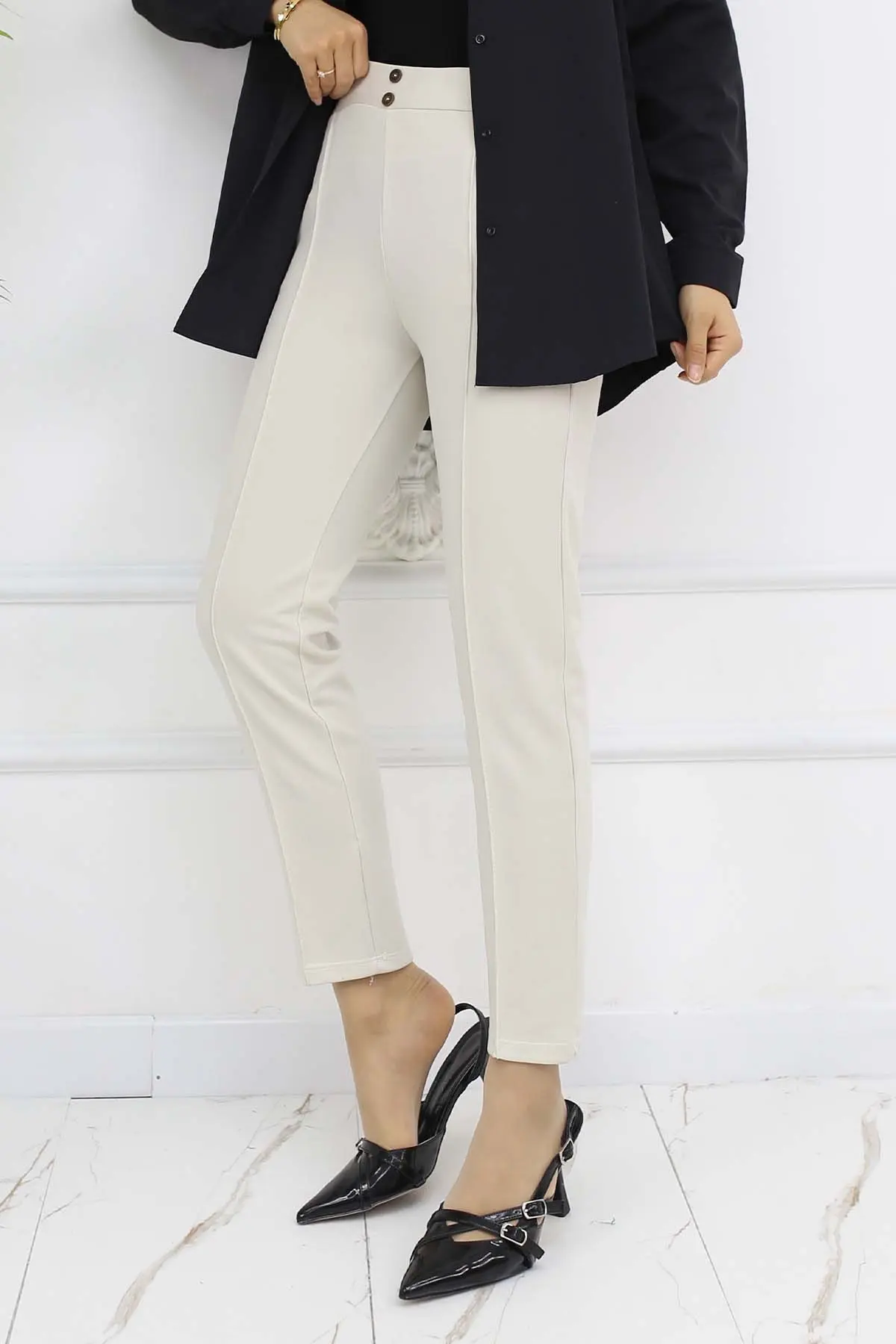 Carrot Trousers With Double Button Detail And Pockets-detail