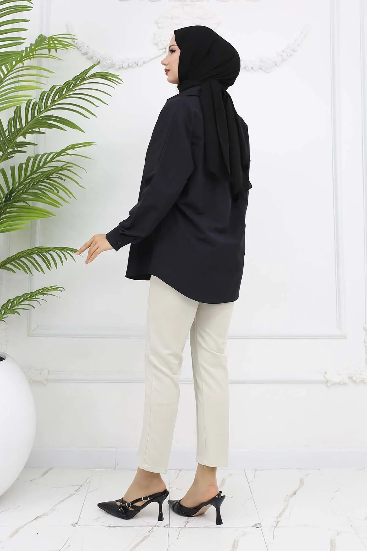 Carrot Trousers With Double Button Detail And Pockets-detail