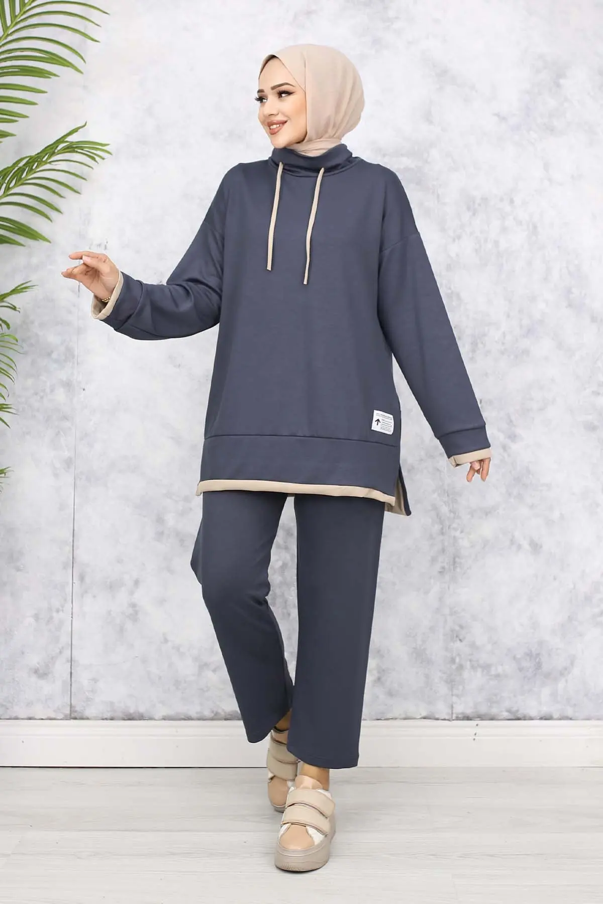 Collared Double Set With Coat Of Arms Detail-detail