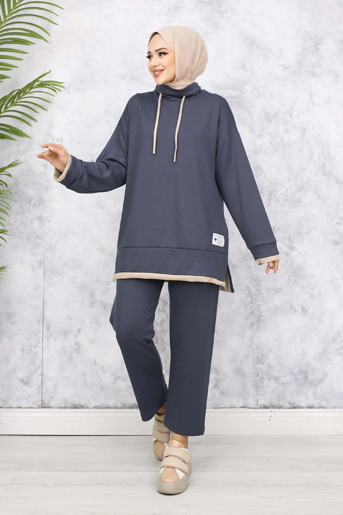 Collared Double Set With Coat Of Arms Detail-detail