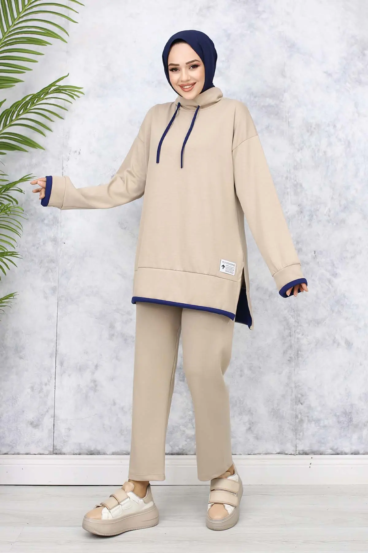 Collared Double Set With Coat Of Arms Detail-detail