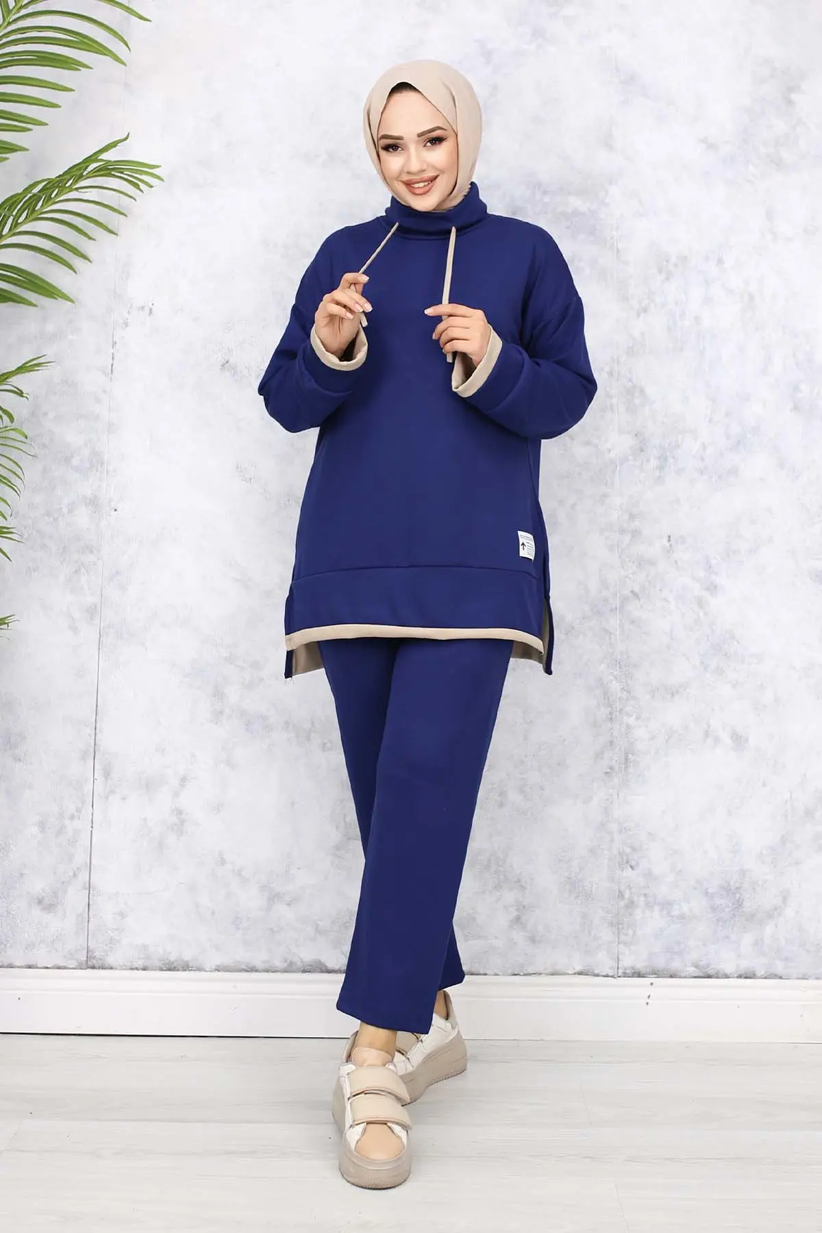 Collared Double Set With Coat Of Arms Detail-detail