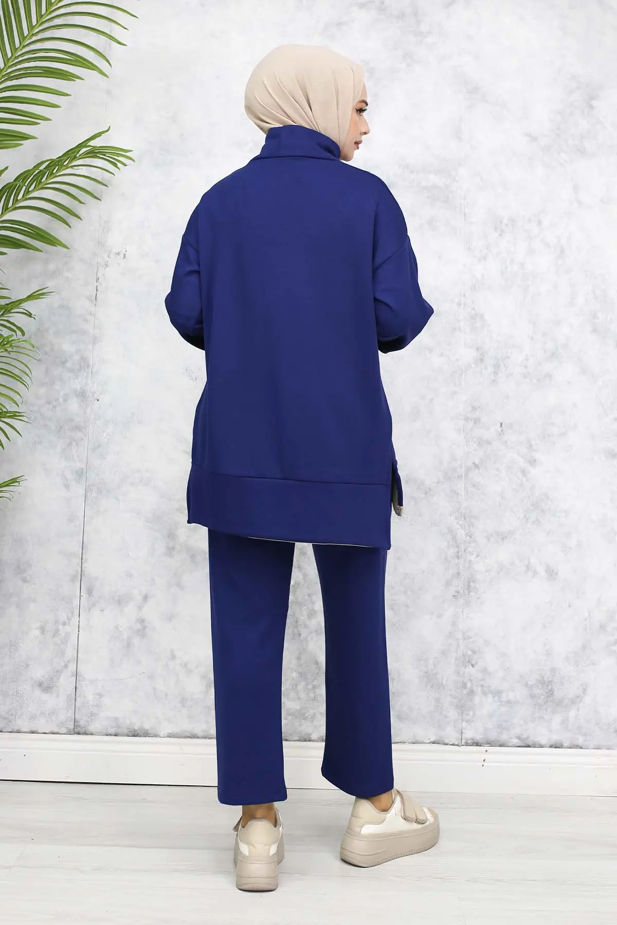 Collared Double Set With Coat Of Arms Detail-detail