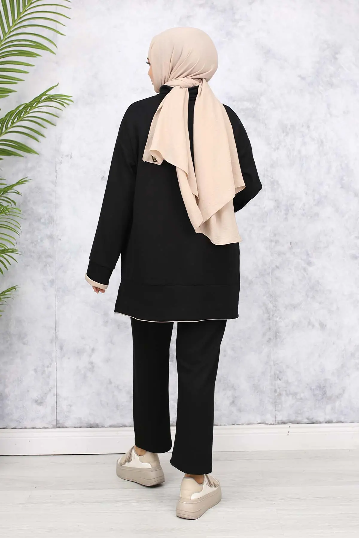 Collared Double Set With Coat Of Arms Detail-detail