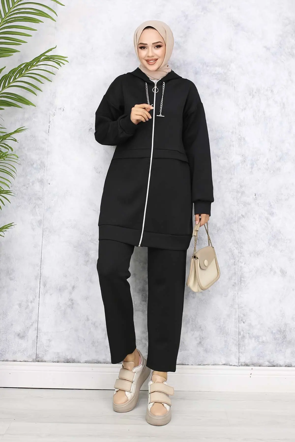 Collared Double Set With Coat Of Arms Detail-detail