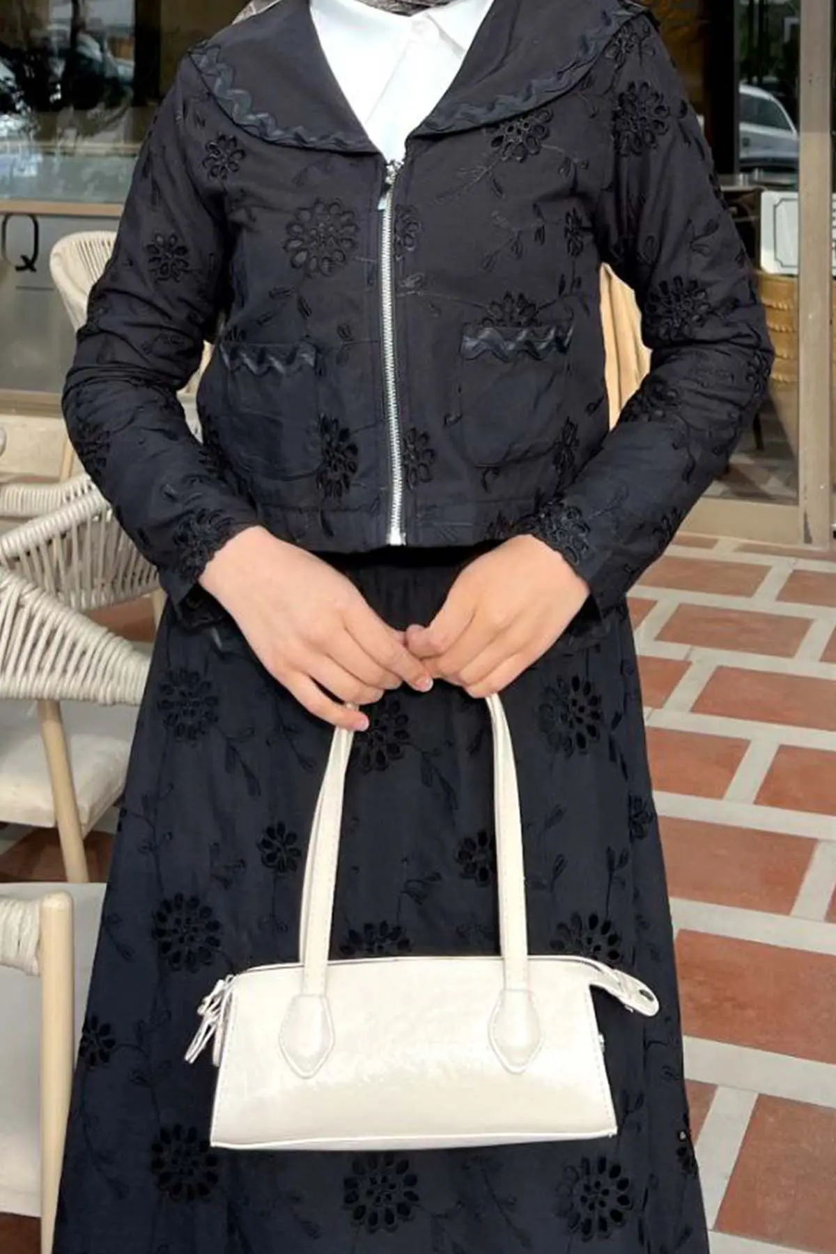 Collared Embroidered Suit-detail