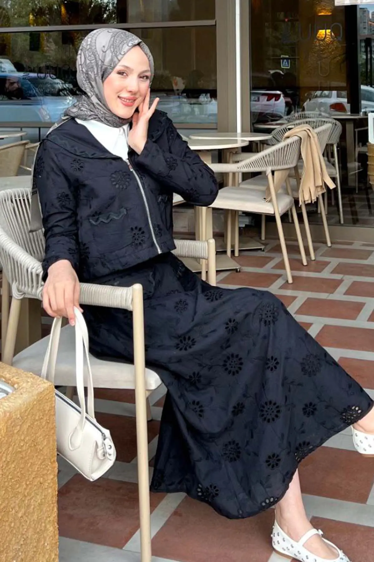 Collared Embroidered Suit-detail