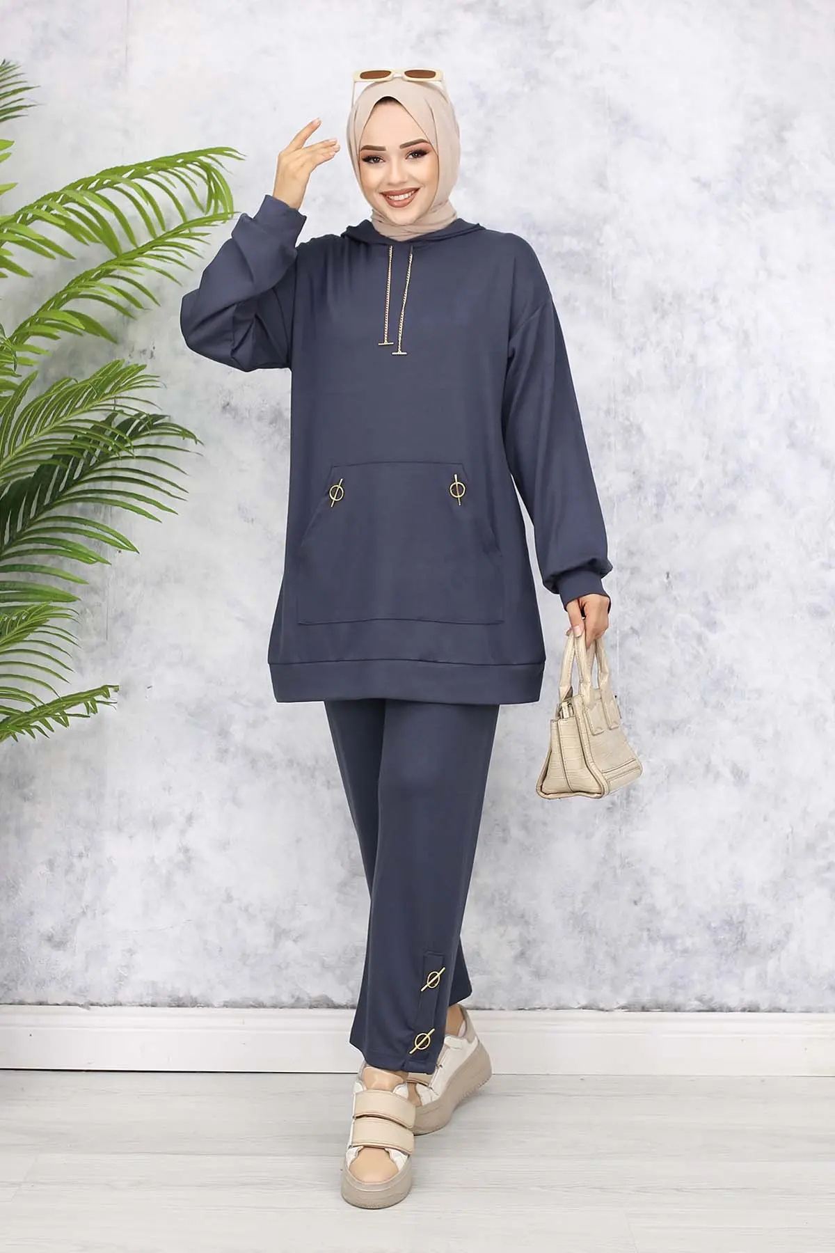 Double Set With Gold Accessories-detail