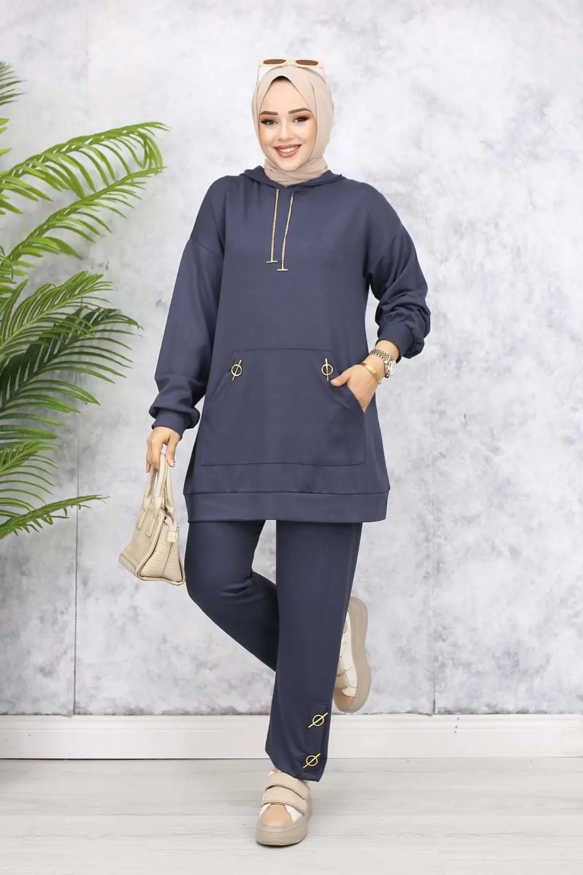 Double Set With Gold Accessories-detail