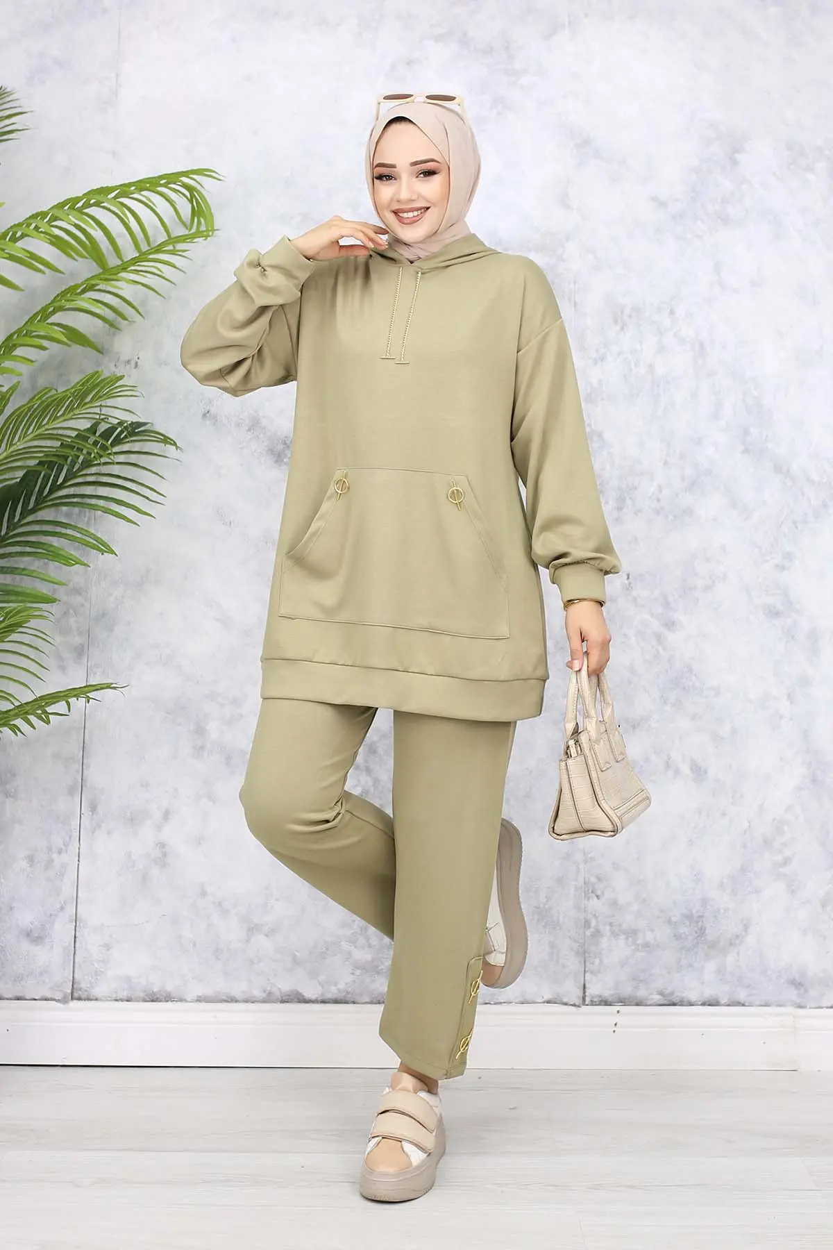 Double Set With Gold Accessories-detail