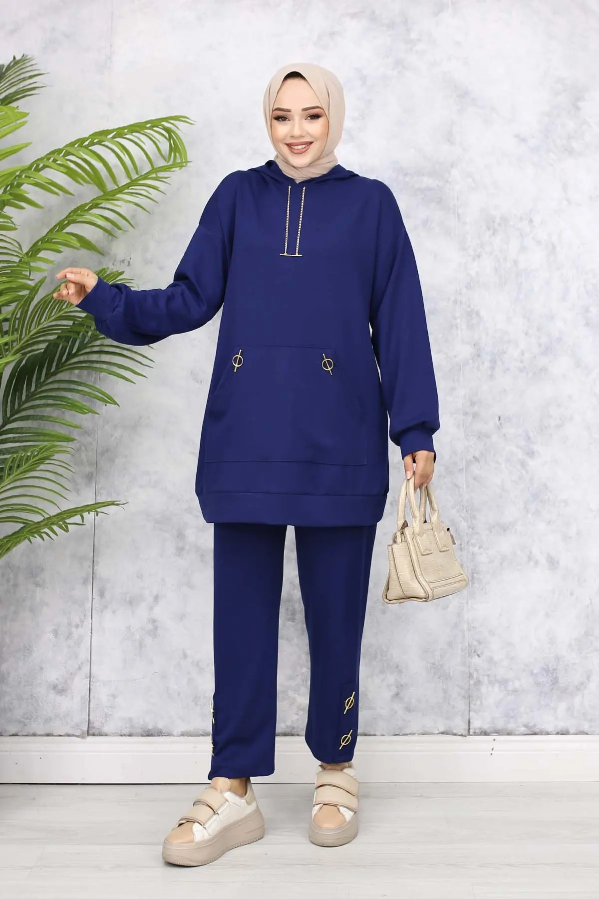 Double Set With Gold Accessories-detail