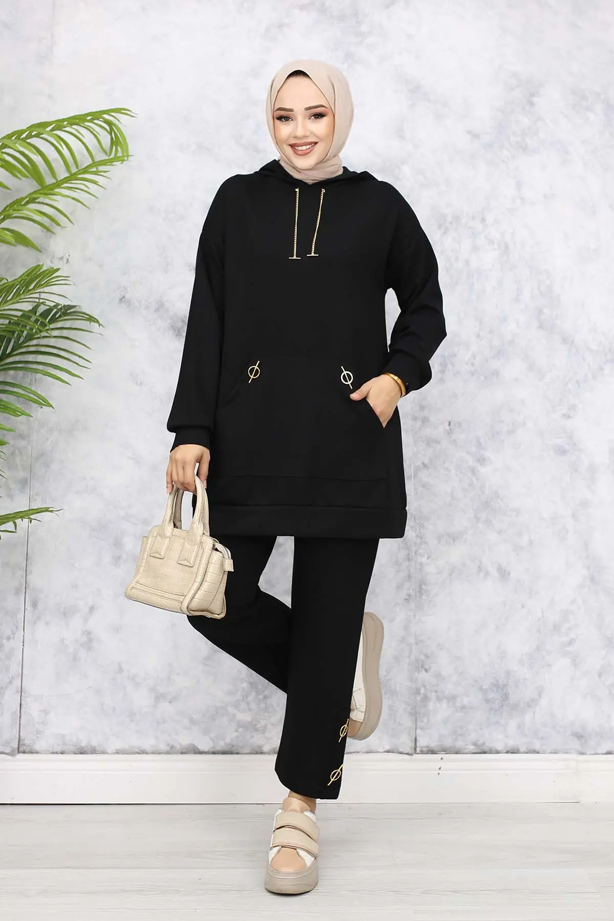 Double Set With Gold Accessories-detail