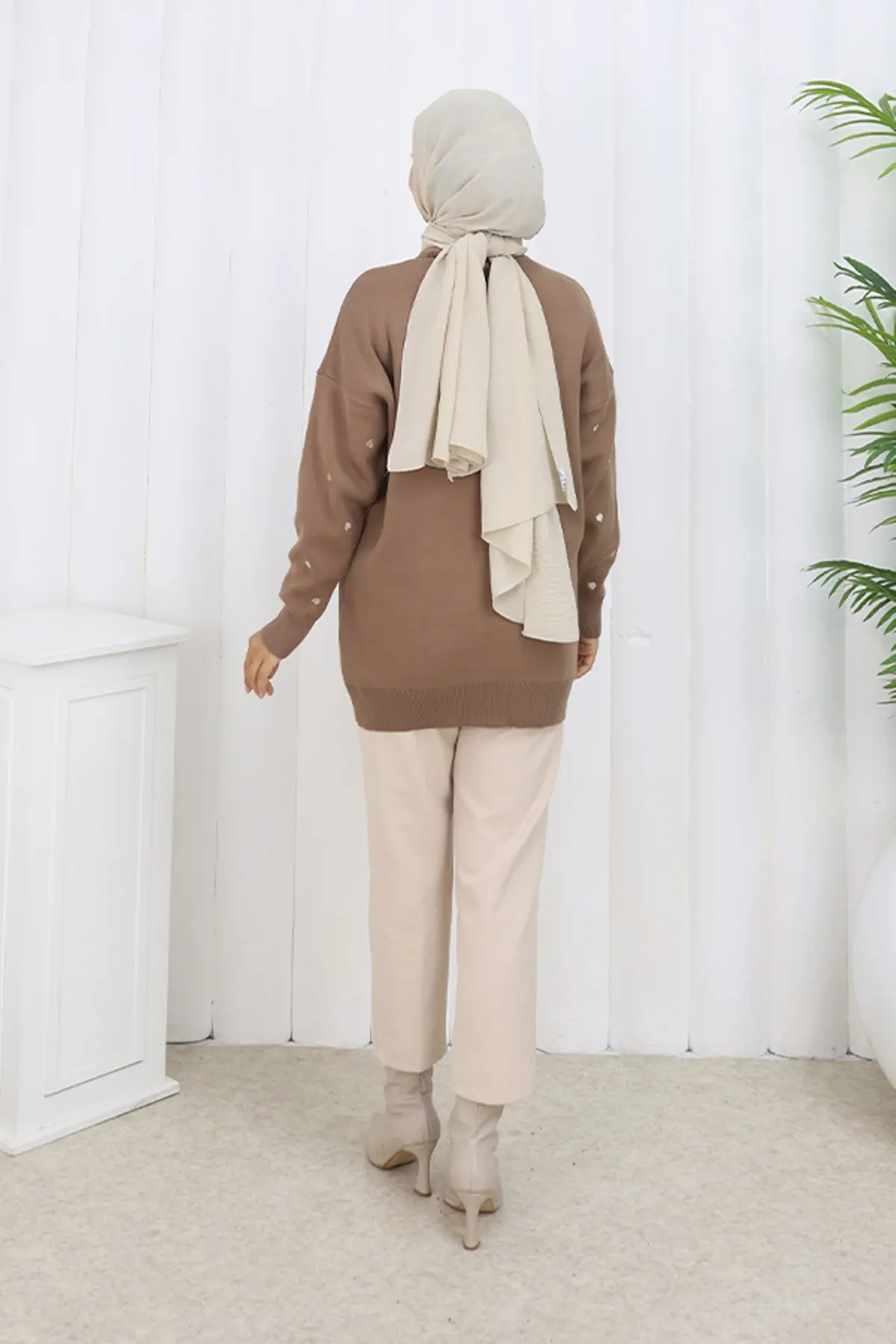 Heart Embroidered Knitwear Sweater-detail