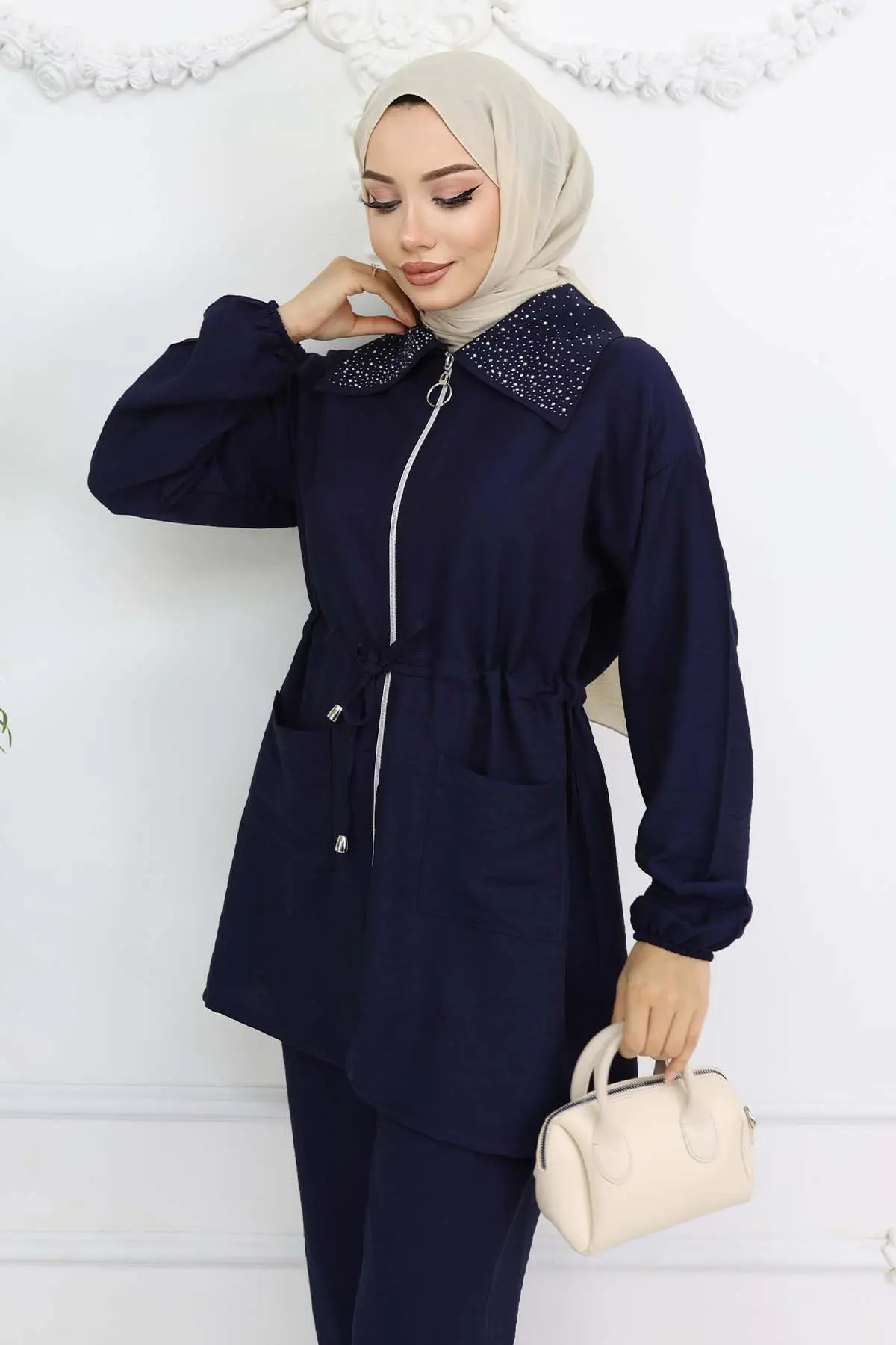 Hijab Suit With Stone Detail On The Collar-detail
