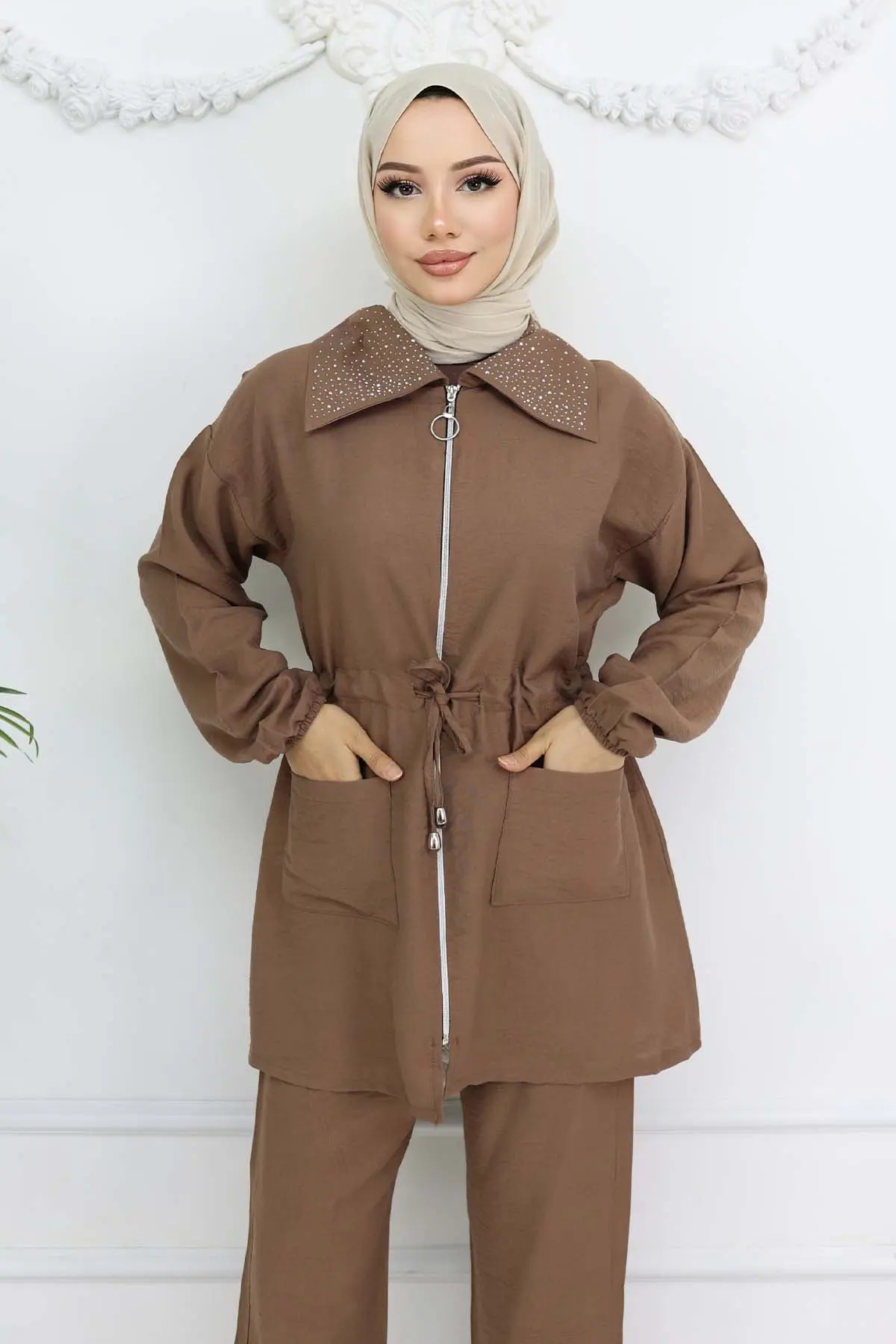 Hijab Suit With Stone Detail On The Collar-detail