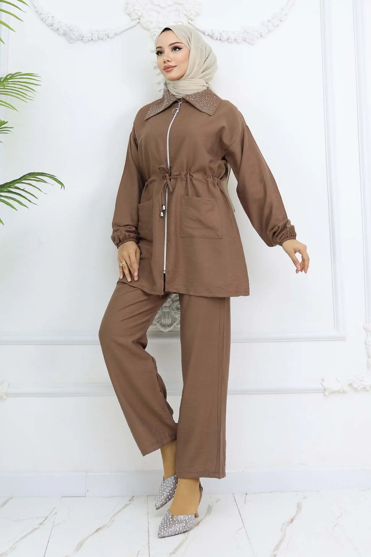 Hijab Suit With Stone Detail On The Collar-detail