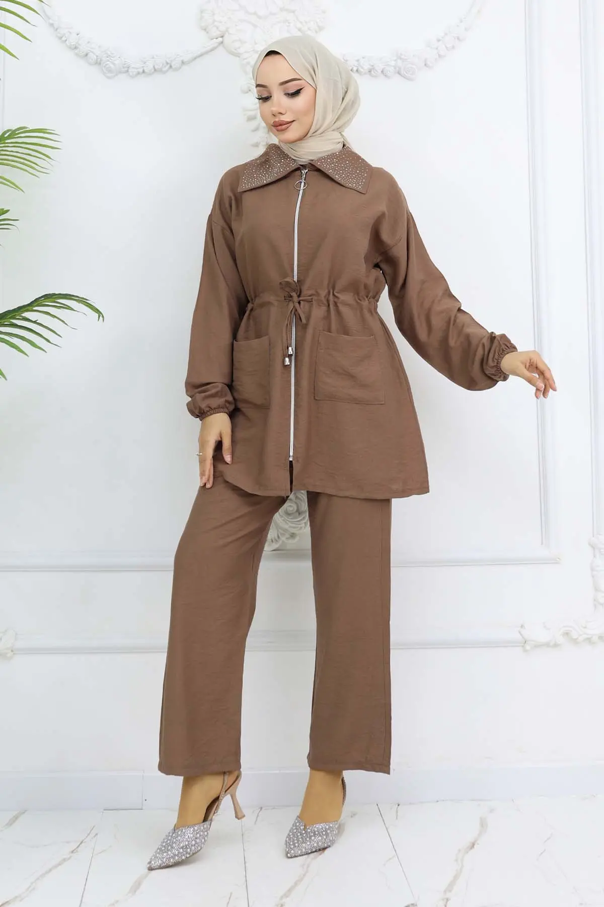 Hijab Suit With Stone Detail On The Collar-detail