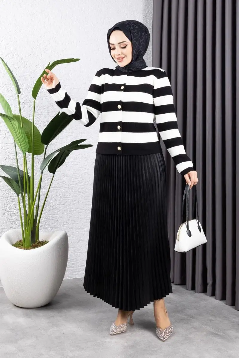 Leather Look Pleated Skirt-detail