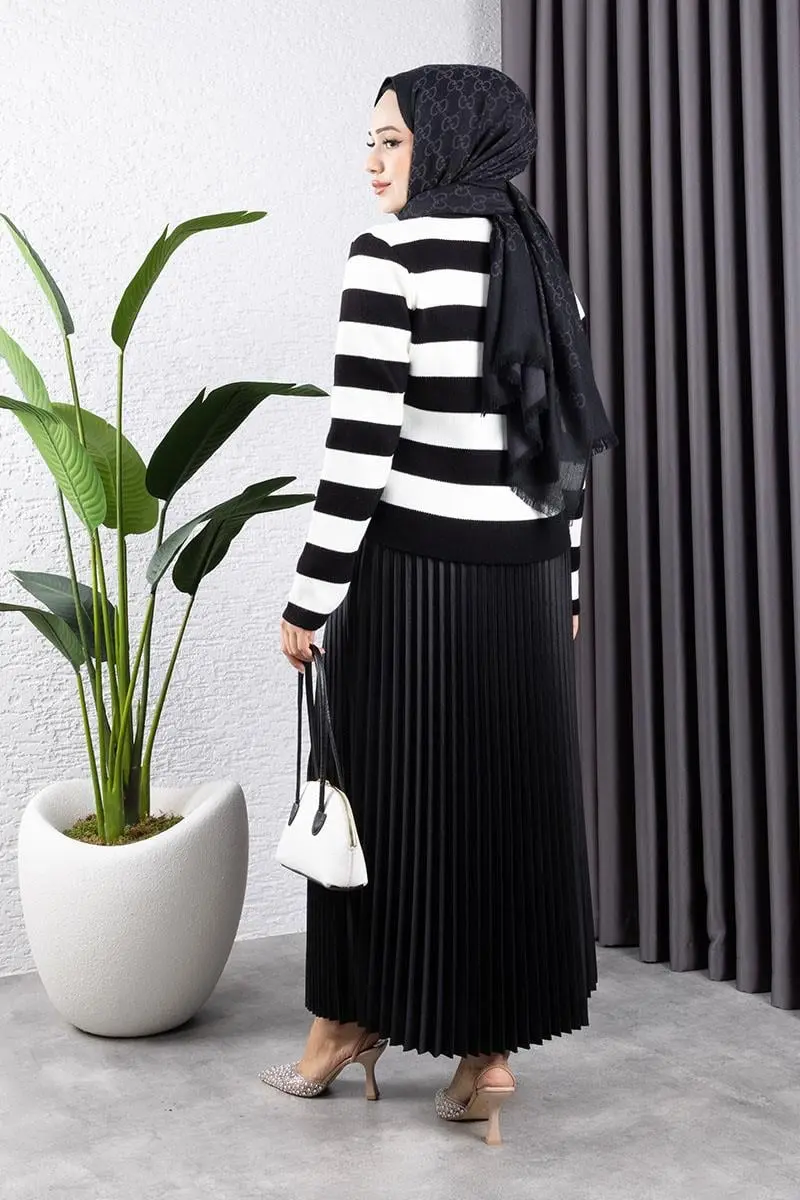 Leather Look Pleated Skirt-detail