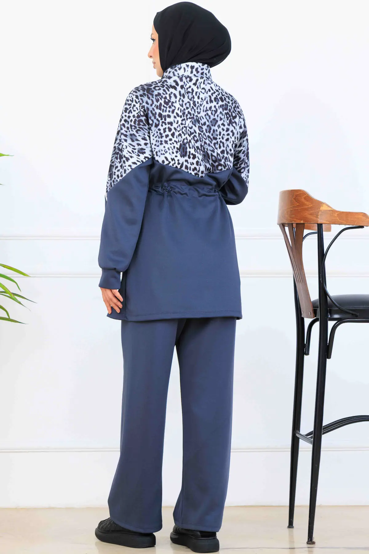 Leopard Patterned Scuba Two Piece Suit-detail