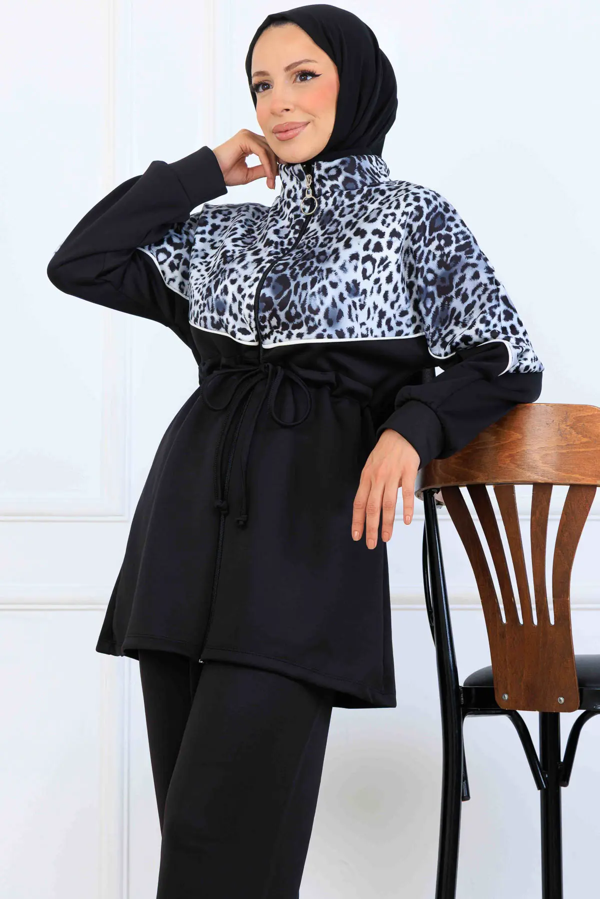 Leopard Patterned Scuba Two Piece Suit-detail