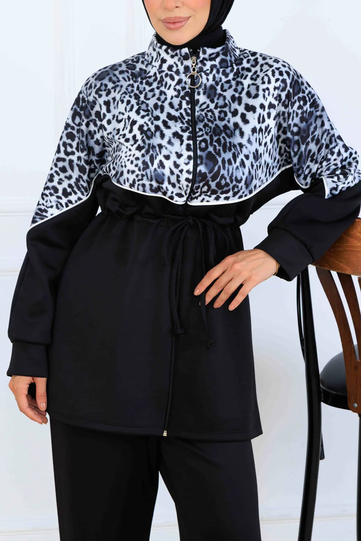 Leopard Patterned Scuba Two Piece Suit-detail