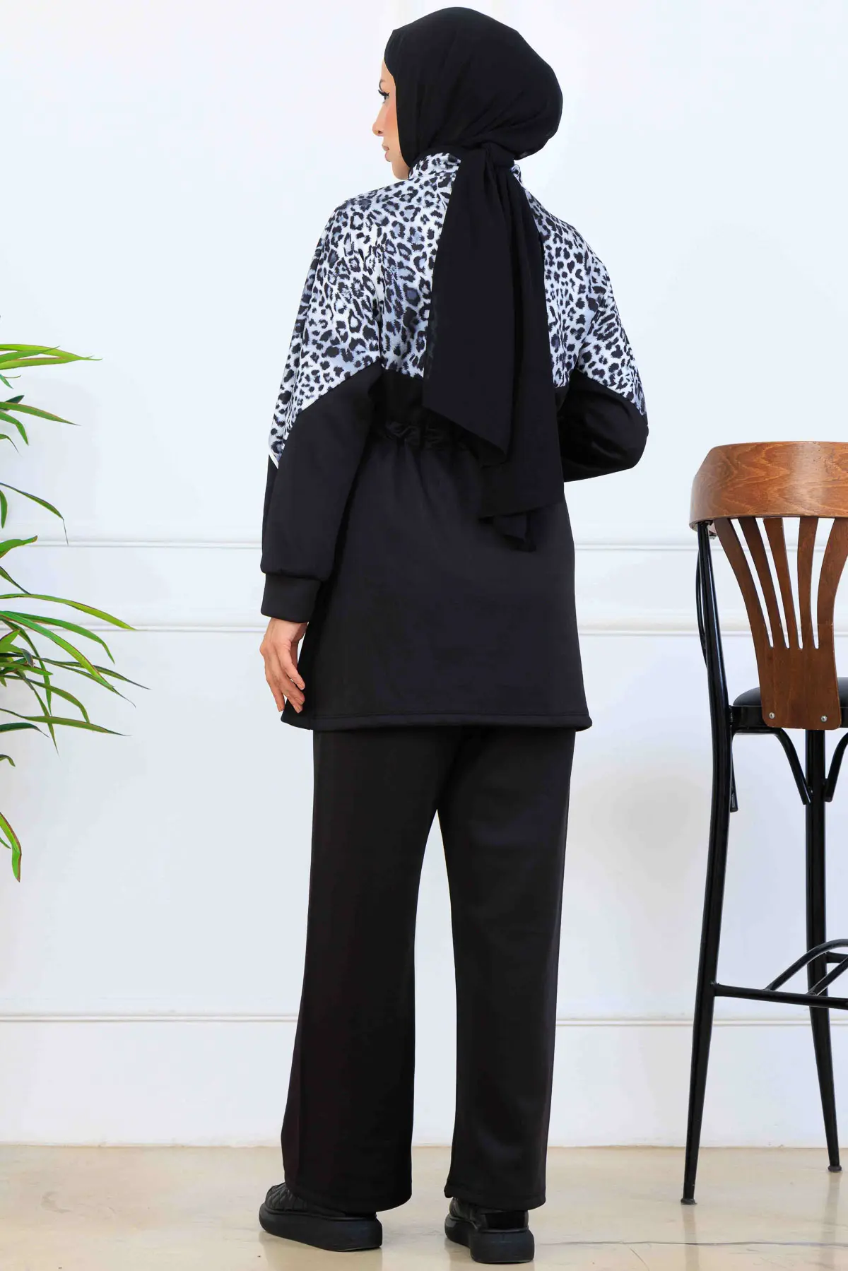 Leopard Patterned Scuba Two Piece Suit-detail