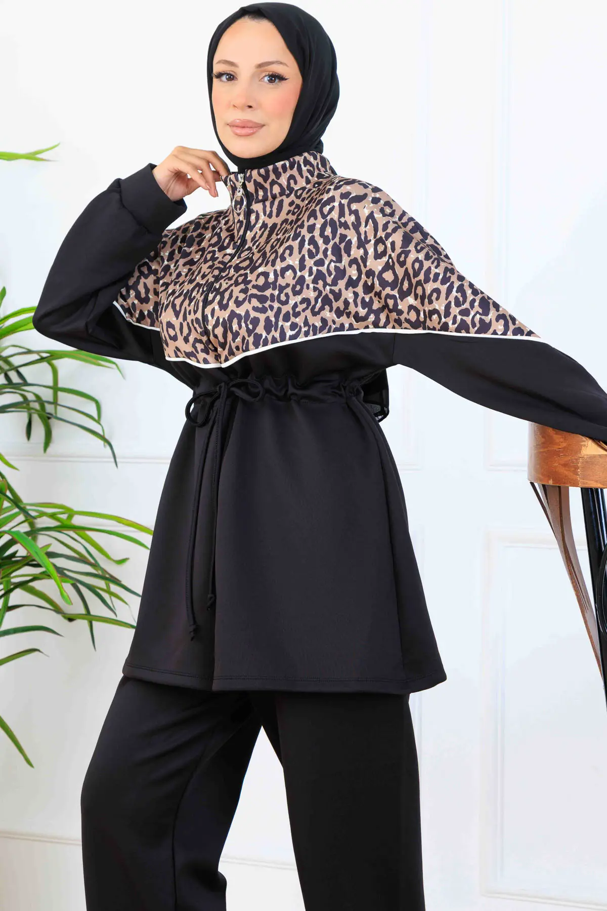 Leopard Patterned Scuba Two Piece Suit-detail