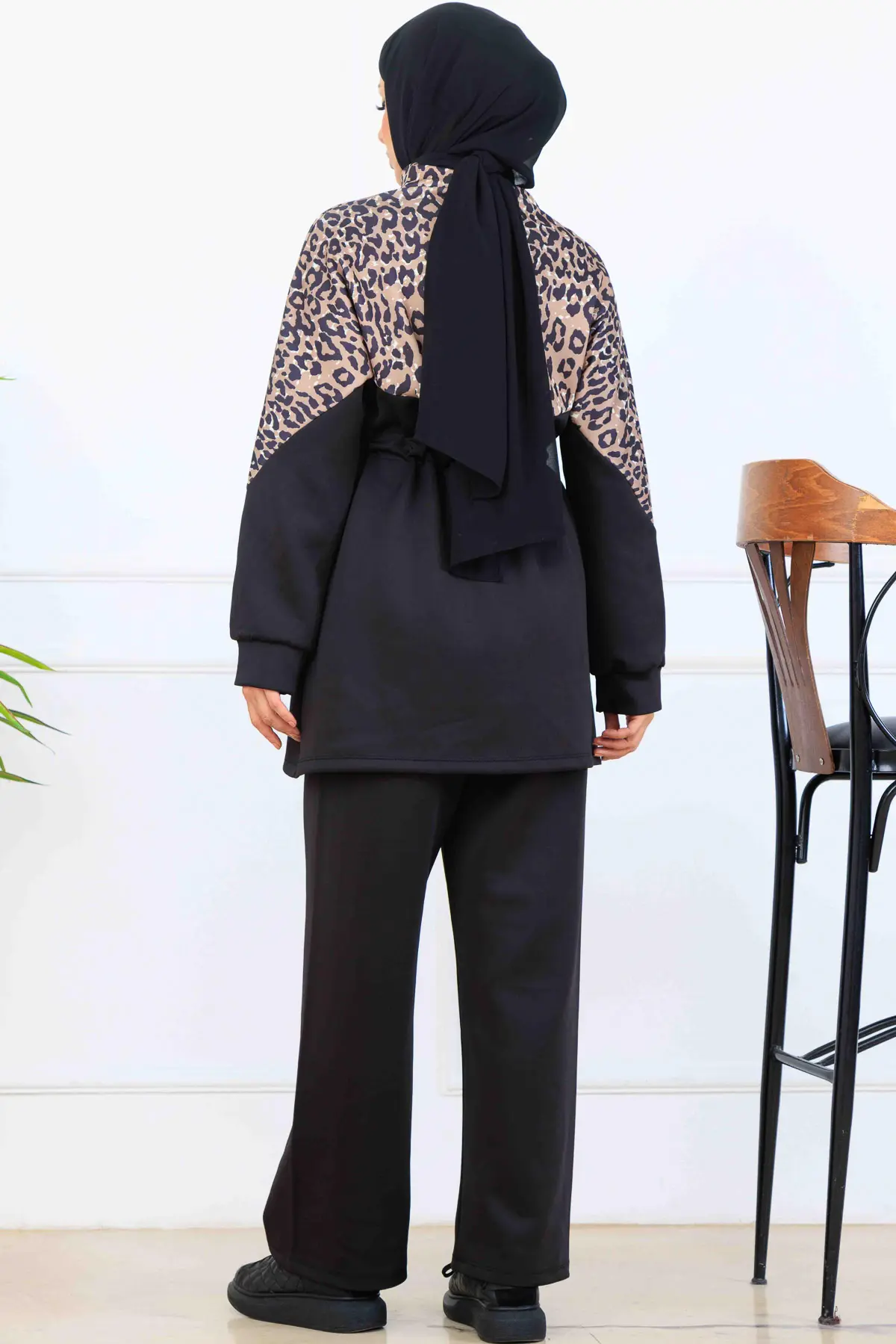 Leopard Patterned Scuba Two Piece Suit-detail