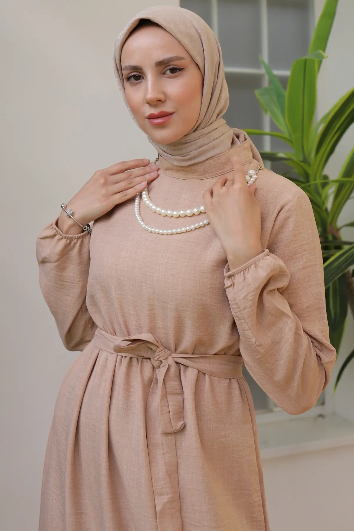 Linen Dress With Pearl Necklace-detail