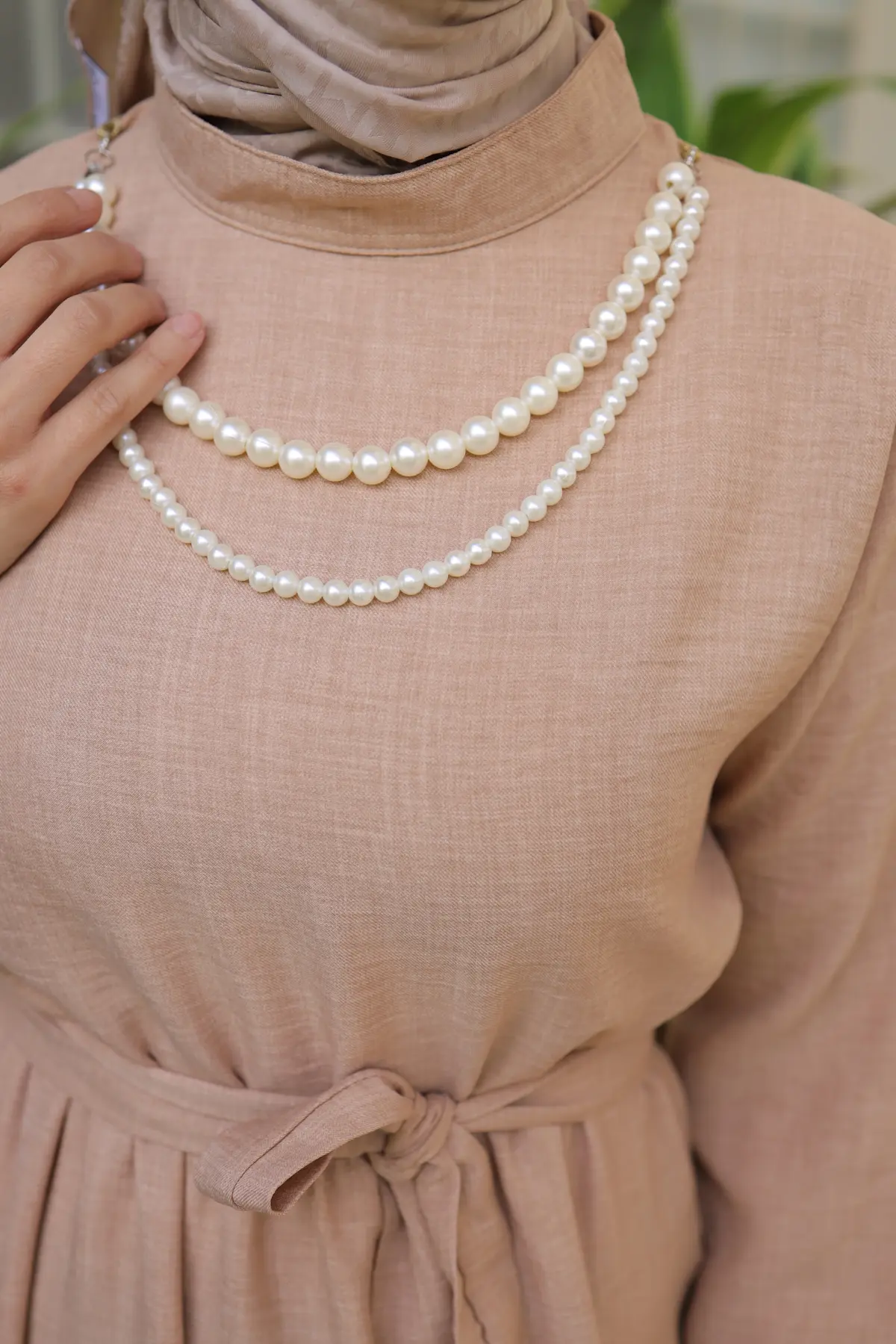 Linen Dress With Pearl Necklace-detail